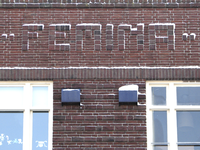 907683 Afbeelding van het besneeuwde baksteenreliëf FEMINA , in de gevel van het woningblok Merelstraat 21-35 te Utrecht.
